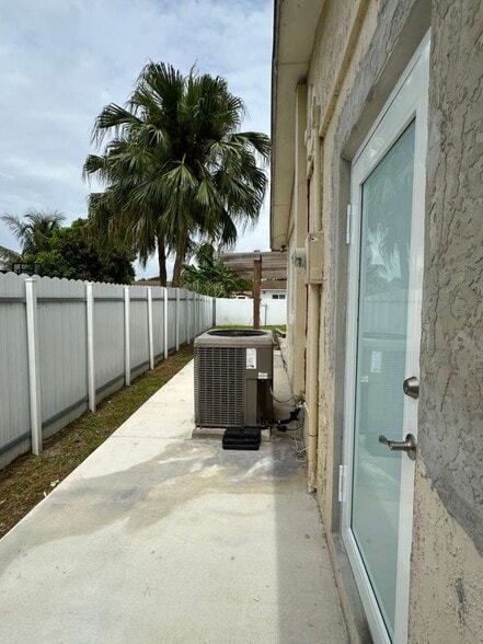 Building Photo - 14510 SW 105th Ave