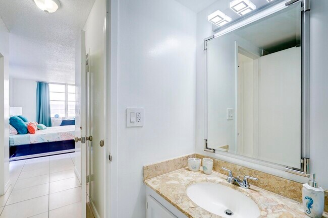Building Photo - 3725 S Ocean Dr