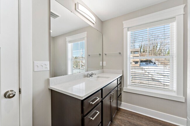 Building Photo - $1,000 MOVE-IN CREDIT!