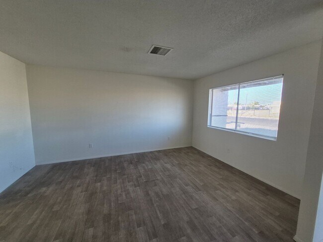 Building Photo - Large 4 Bed 2 Bath House