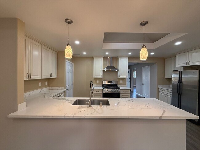 Building Photo - Nice and bright detached single-family res...