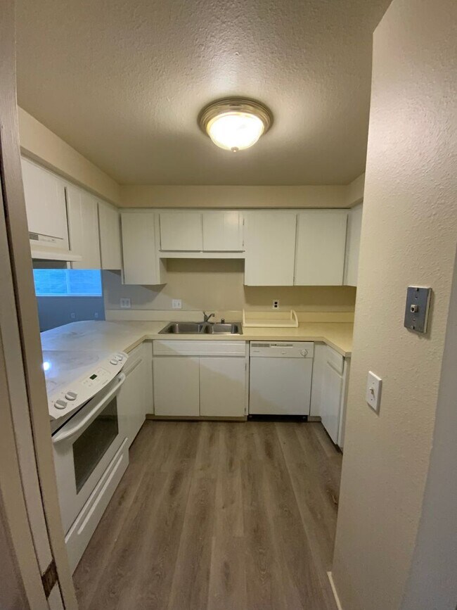 Building Photo - Cozy 2 Bed/1.5 Bath Condo Hazel Dell Area!