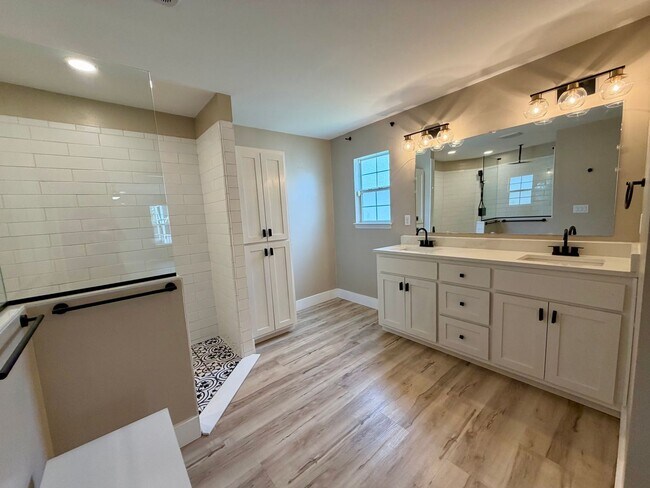 Building Photo - 4 bed 2bath with Pool