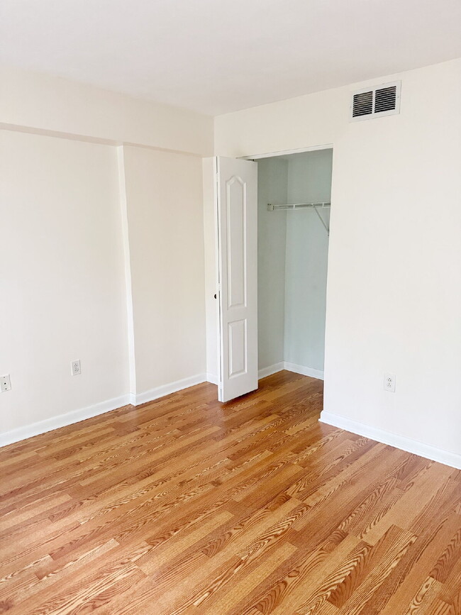 Building Photo - Spacious 2 BED 1.5 BATH Condo rental close to Quincy Center!
