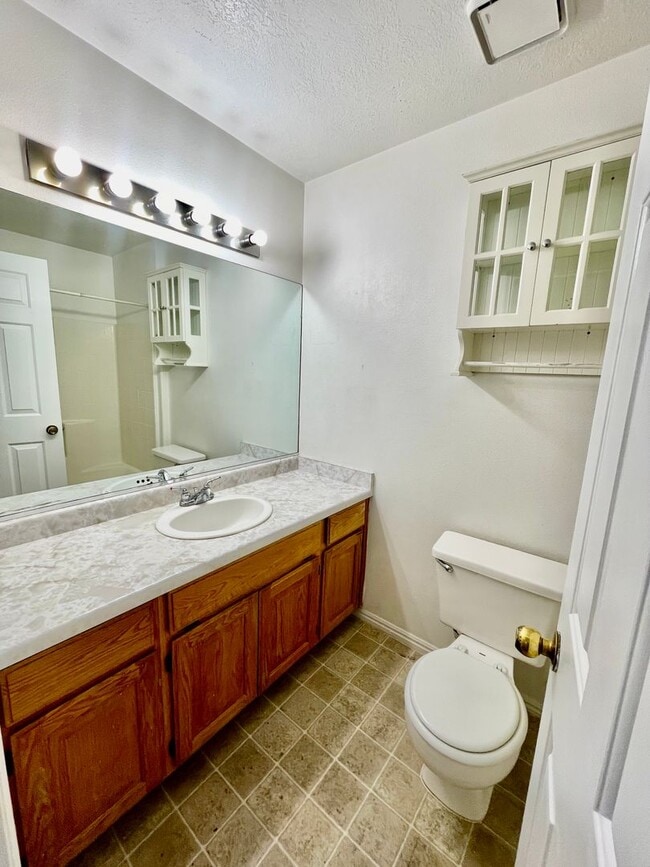 Building Photo - Adorable 3-BR Home with Garage and Amenities