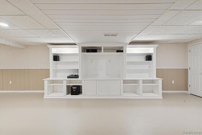 Building Photo - 48551 Oak Bridge Dr