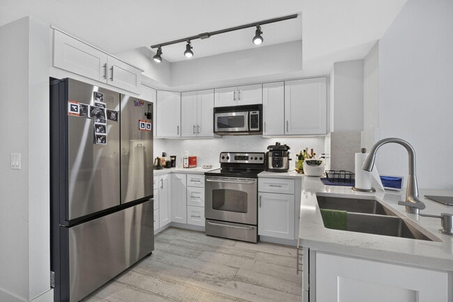 Building Photo - 403 S Sapodilla Ave