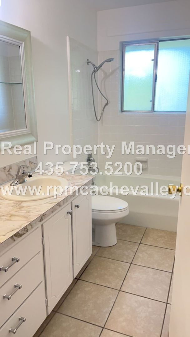 Building Photo - 420 1/2 N 200 W # 1-4