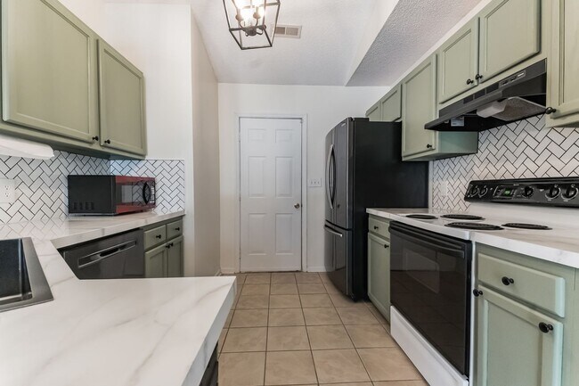 Building Photo - GREAT PRICE! Move-In Ready 3-Bedroom Home Near Camp Lejeune
