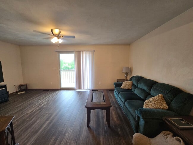 Building Photo - Beautiful 2 Bedroom Townhome - Only Steps ...