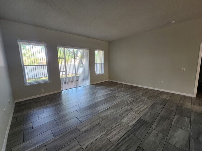 Building Photo - 4/2 Contemporary Style house