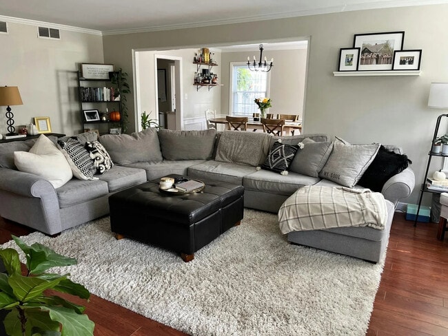 Building Photo - 203 E Oak Ave