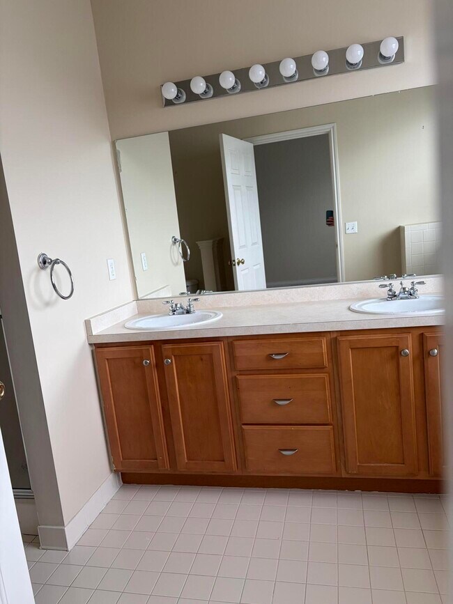 Building Photo - 534 Constitution St