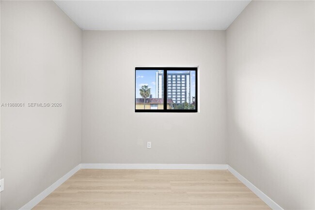 Building Photo - 630 NE 166th St