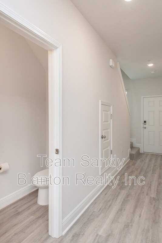 Building Photo - 8706 Meadow Flower Ln