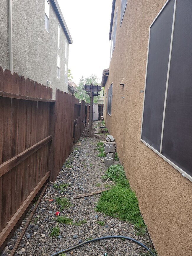 Building Photo - 5 Bedroom 3 Bathroom with 3 car Garage in the Sylvan School District