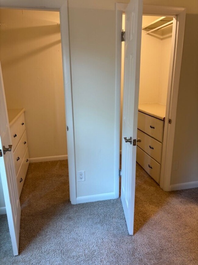 Building Photo - Close to Campus 2BD/1.5 BA Townhouse - Ava...