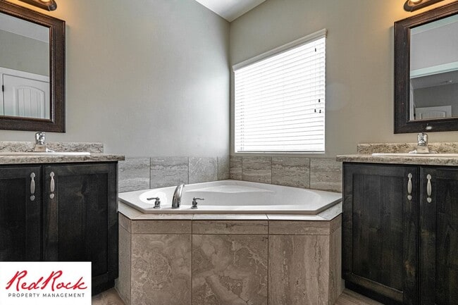 Building Photo - 4 Bedroom Spacious St. George Home with Large Backyard