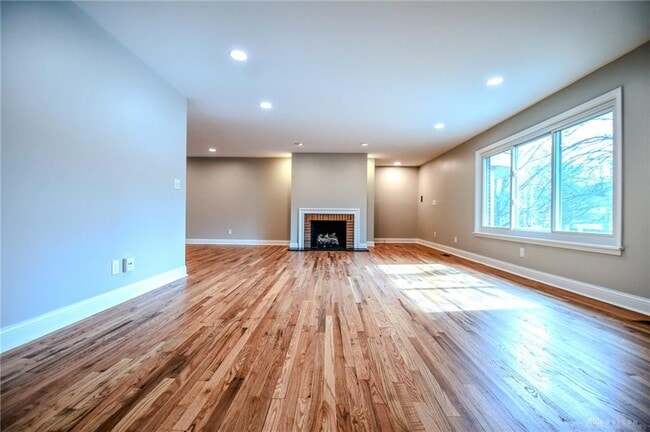 Building Photo - 121 E Schantz Ave