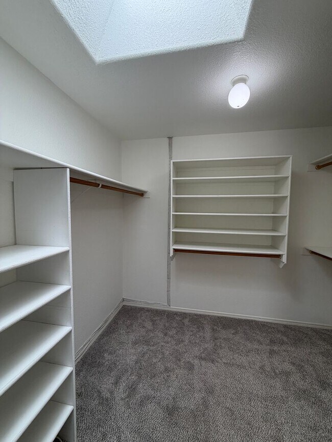 Building Photo - 3 Bedroom Single Story Home Available Near Dellyne Ave NW & Unser Blvd NW!