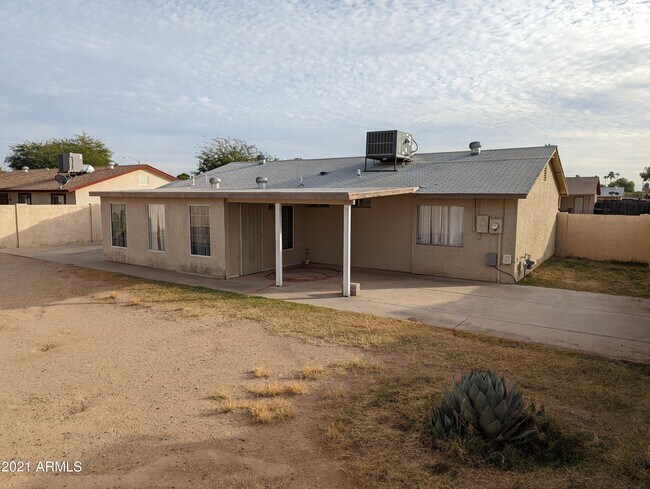 Building Photo - 8822 W Sahuaro Dr
