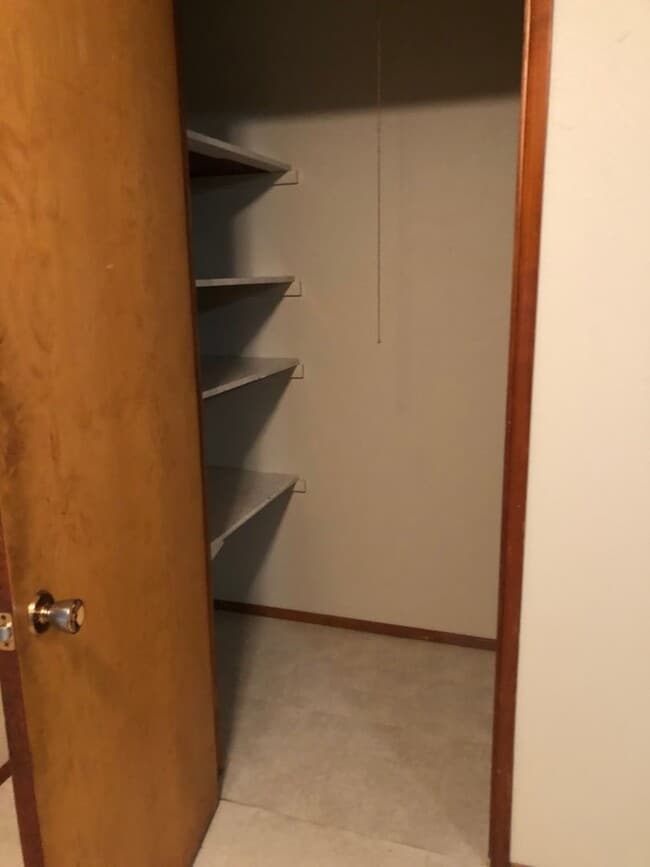 Building Photo - 595 NW Oak Ave