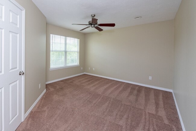 Building Photo - 3 Bed + 3 Bath - Spacious Townhome