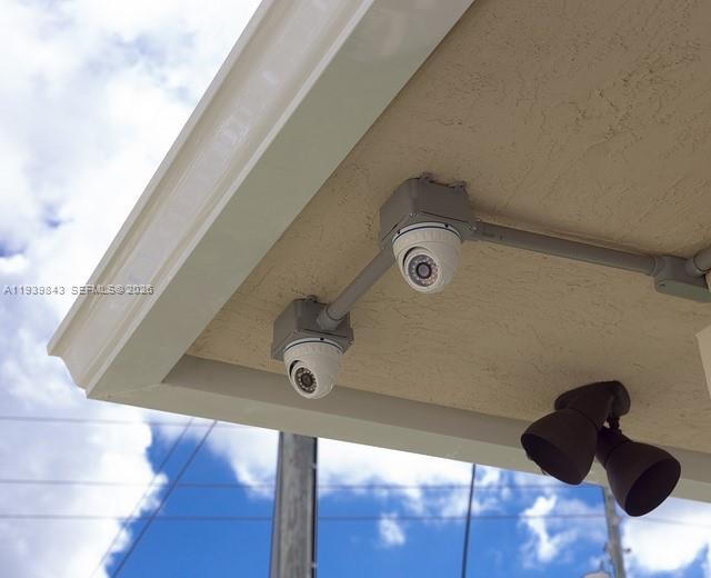 Building Photo - 500 SW 9th Ave