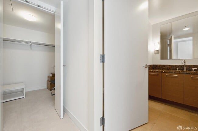 Building Photo - 301 Mission St