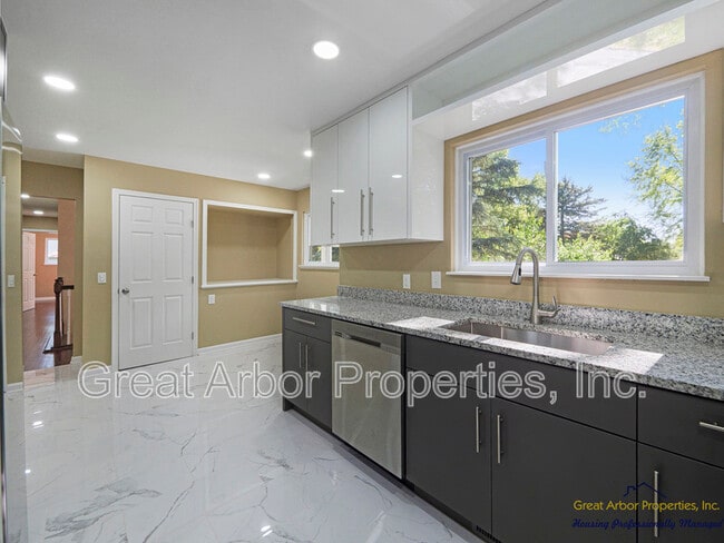 Building Photo - 3624 Maple Dr