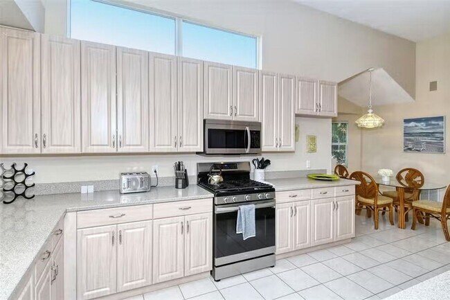 Building Photo - AVAILABLE JULY 1ST! Water & Golf Views in University Park Country Club with Pool and Spa!  3bed |...