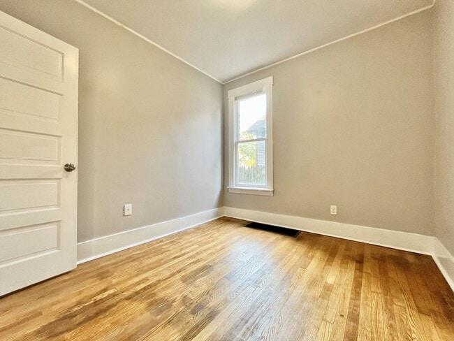 Building Photo - Five Bedroom Home in Muskegon
