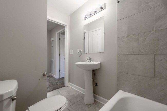 Building Photo - Look and Lease Special! $200 off rent!!!