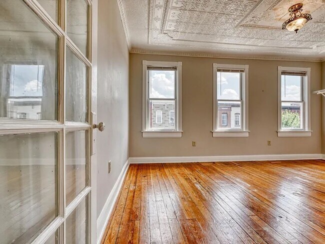 Primary Photo - 3300 E Baltimore St