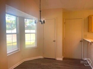 Building Photo - 484 Falcon Dr