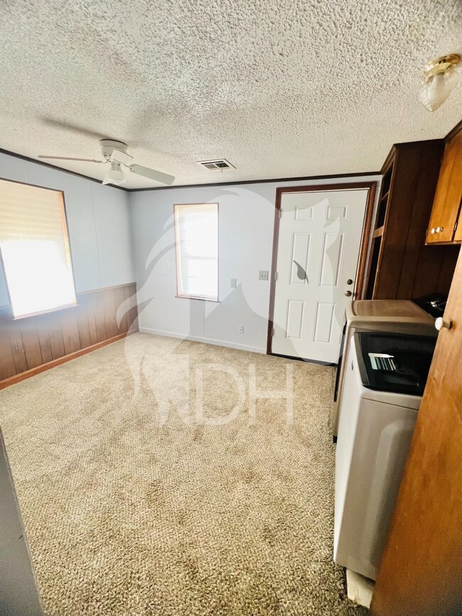 Building Photo - $100 Move In Special!!