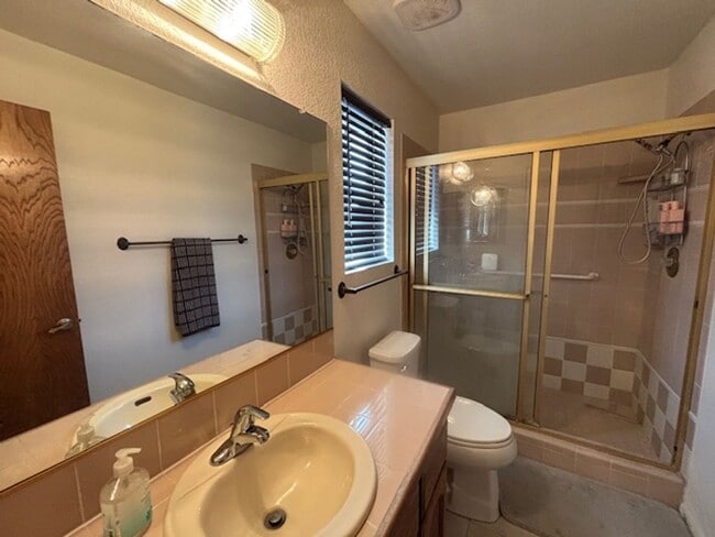 Building Photo - 3 Bedroom - 2 Bath Home