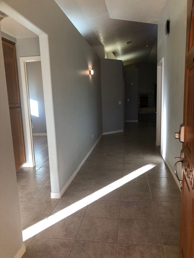 Building Photo - 3 bedroom 2 bathroom Home in Silver Lakes!...