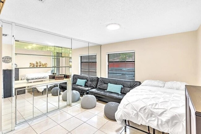 Building Photo - Beautiful 3-Bedroom, 2-Bath Villa with Lak...