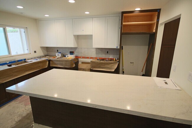 Building Photo - Completely Remodeled 3br Townhome in UTC