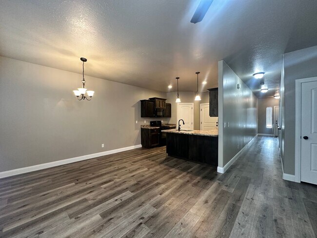 Building Photo - ** Move-in Discount** 3 Bedroom - 2.5 bathroom - in the heart of Cedar City!