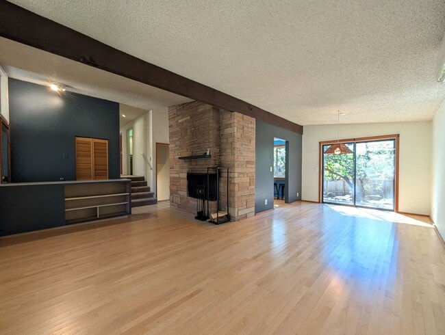 Building Photo - Fantastic 3-Bedroom, 2.5-Bath Home In East Eugene!