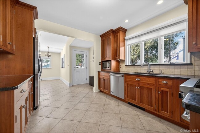 Building Photo - 35 Birch St