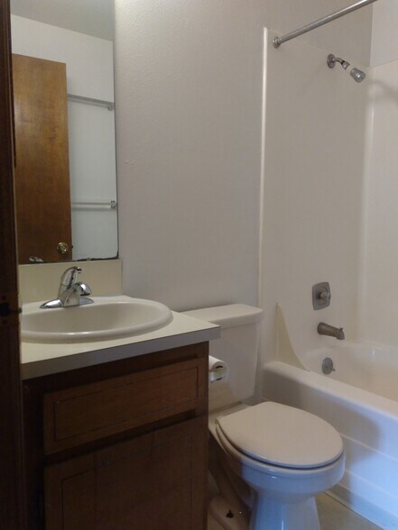 Building Photo - 875 NW Oak Ave