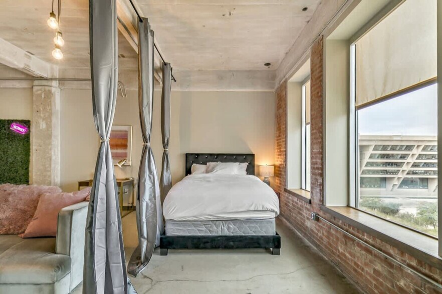 Building Photo - 500 S Ervay St