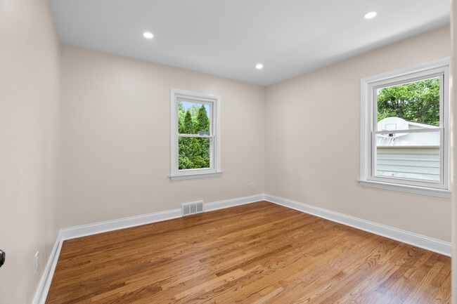 Building Photo - 1388 Vernier Rd
