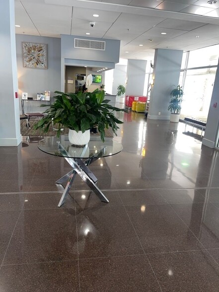 Lobby - 800 4th St SW