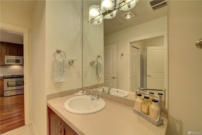 Building Photo - 1Bd/1Ba Redmond Condo