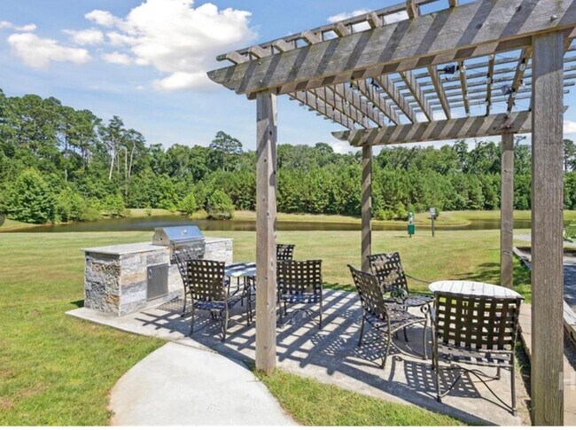 Building Photo - Townhome fresh paint and new carpet! Won't...