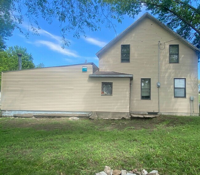 Building Photo - 317 Main St